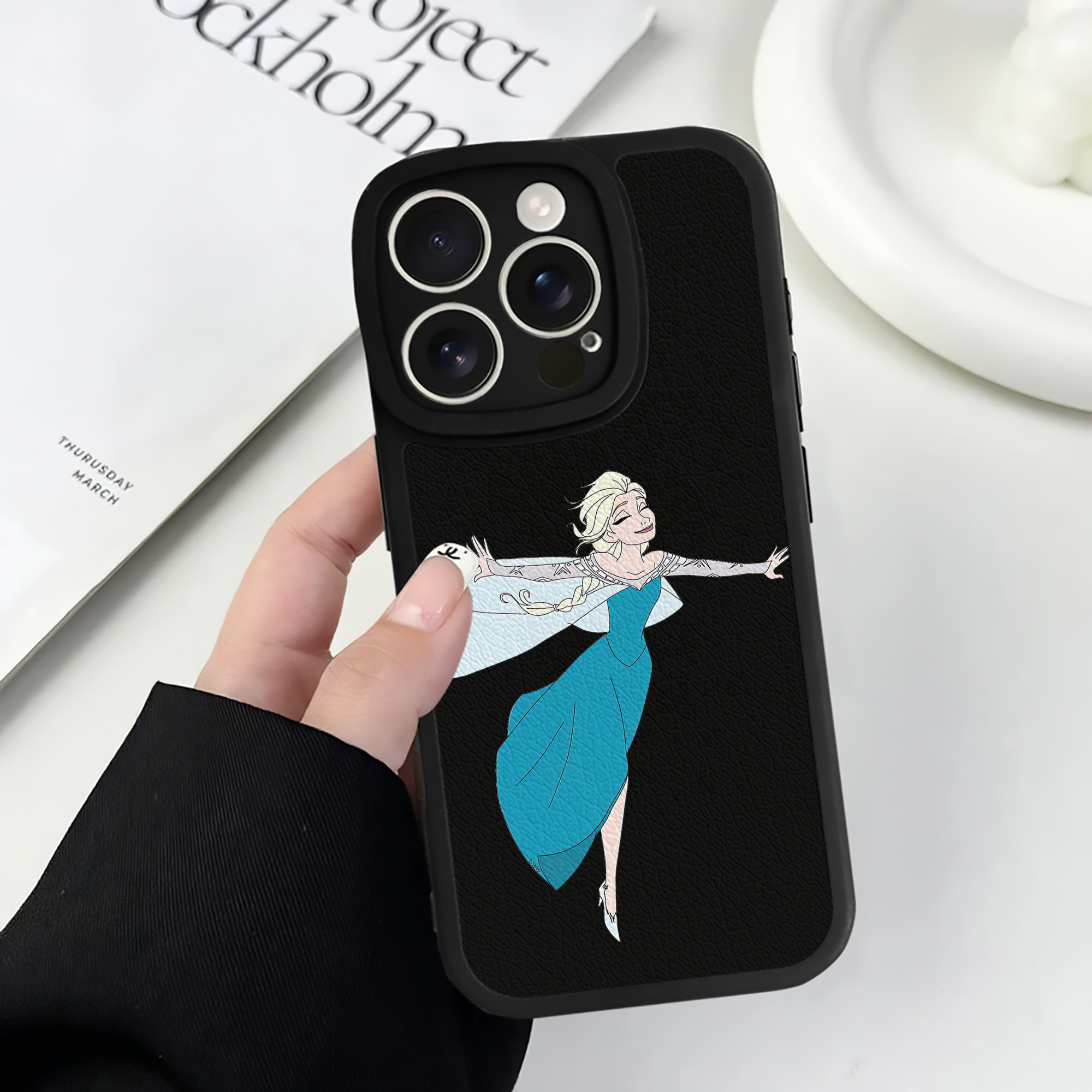 （画像用） アナと雪の女王 アンナ エルサ Frozen Anna Elsa 【iPhone 16シリーズ対応】シリコンスマホケース（レザー調） 材質：シリコン